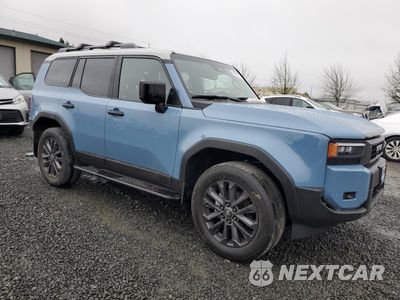 Czwarte zdjęcie samochodu z boku: 2025 TOYOTA LAND CRUISER BASE VIN:JTEABFAJXSK029761 - miniatura