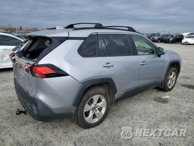 Trzecie zdjęcie samochodu z tyłu: 2021 TOYOTA RAV4 XLE VIN:JTMRWRFV3MD129846 - miniatura