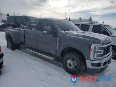 Czwarte zdjęcie samochodu z boku: 2023 FORD F350 SUPER DUTY VIN:1FT8W3DT2PEC54653 - miniatura