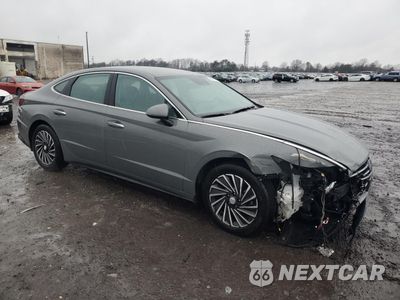 Czwarte zdjęcie samochodu z boku: 2021 HYUNDAI SONATA HYBRID VIN:KMHL34JJ9MA027163 - miniatura