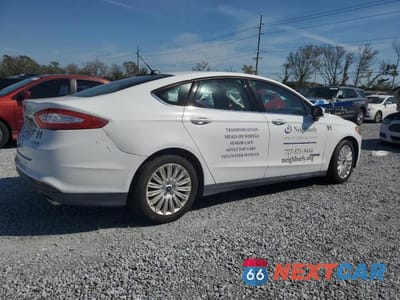 Trzecie zdjęcie samochodu z tyłu: 2015 FORD FUSION S HYBRID VIN:3FA6P0UU1FR106216 - miniatura