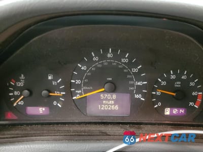 Zdjęcie 9 z 12 samochodu: 2001 MERCEDES-BENZ CLK 320 VIN:WDBLK65G01T079748 - miniatura