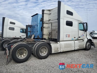 Czwarte zdjęcie samochodu z boku: 2023 VOLVO VN VNL VIN:4V4NC9EH6PN329111 - miniatura