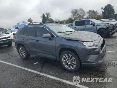 Czwarte zdjęcie samochodu z boku: 2021 TOYOTA RAV4 XLE PREMIUM VIN:JTMC1RFV2MD063892 - miniatura