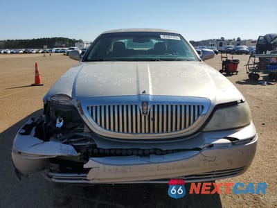Piąte zdjęcie samochodu w środku: 2005 LINCOLN TOWN CAR SIGNATURE VIN:1LNHM81W35Y636294 - miniatura