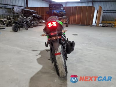 Czwarte zdjęcie samochodu z boku: 2018 KAWASAKI ZX636 E VIN:JKBZXJE18JA027264 - miniatura