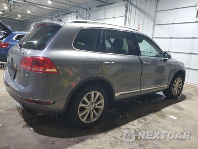 Trzecie zdjęcie samochodu z tyłu: 2014 VOLKSWAGEN TOUAREG V6 VIN:WVGEF9BP3ED012271 - miniatura