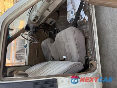 Piąte zdjęcie samochodu w środku: 1988 TOYOTA PICKUP CAB CHASSIS RN75 VIN:JT5RN75T4J0021239 - miniatura