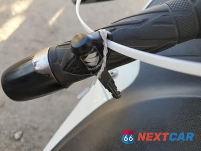 Zdjęcie 8 z 10 samochodu: 2011 SUZUKI GSX1300 R VIN:JS1GX72A5B2103361 - miniatura