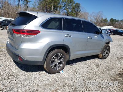 Trzecie zdjęcie samochodu z tyłu: 2018 TOYOTA HIGHLANDER LE VIN:5TDZARFH4JS040991 - miniatura