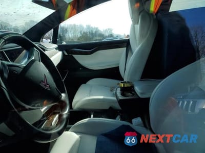 Zdjęcie 7 z 11 samochodu: 2016 TESLA MODEL X VIN:5YJXCBE2XGF005746 - miniatura