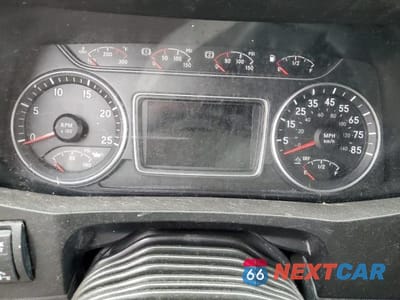 Zdjęcie 8 z 10 samochodu: 2019 INTERNATIONAL LT625 SEMI TRUCK VIN:3HSDZTZR4KN121545 - miniatura