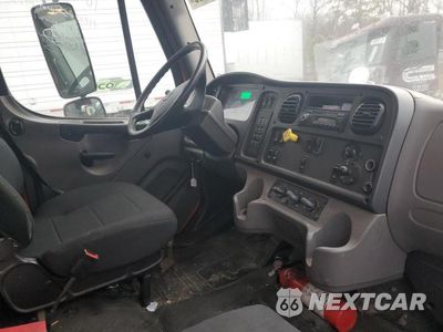 Piąte zdjęcie samochodu w środku: 2016 FREIGHTLINER BUSINESS CLASS M2 106 FLATBED TRUCK VIN:1FVHCYCY8GHGS6733 - miniatura