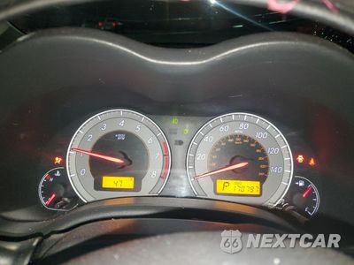 Trzecie zdjęcie samochodu z tyłu: 2010 TOYOTA COROLLA BASE VIN:1NXBU4EE0AZ281053 - miniatura