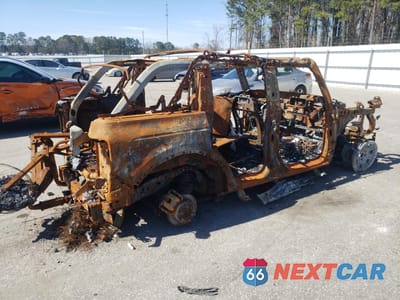 Trzecie zdjęcie samochodu z tyłu: 2022 FORD BRONCO BASE VIN:1FMEE5DP7NLB27700 - miniatura