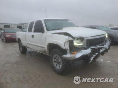 Czwarte zdjęcie samochodu z boku: 2005 GMC NEW SIERRA K1500 VIN:1GTEK19B95E243472 - miniatura