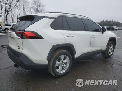 Trzecie zdjęcie samochodu z tyłu: 2021 TOYOTA RAV4 XLE VIN:2T3P1RFV2MW204044 - miniatura