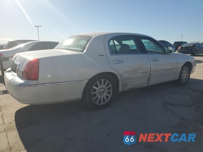 Trzecie zdjęcie samochodu z tyłu: 2006 LINCOLN TOWN CAR SIGNATURE VIN:1LNHM81W56Y623001 - miniatura