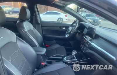 Piąte zdjęcie samochodu w środku: 2020 KIA FORTE GT LINE VIN:3KPF34AD1LE229440 - miniatura