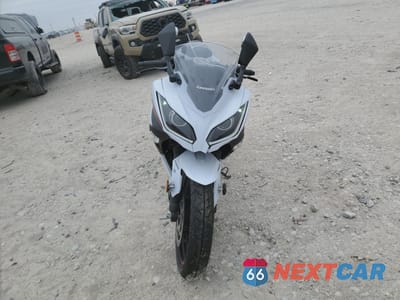 Drugie zdjęcie samochodu z przodu: 2014 KAWASAKI EX300 B VIN:JKAEX8B12EDA08393 - miniatura