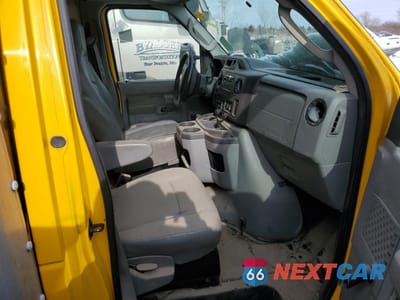 Piąte zdjęcie samochodu w środku: 2016 FORD ECONOLINE E350 SUPER DUTY CUTAWAY VAN VIN:1FDWE3FS0GDC37771 - miniatura