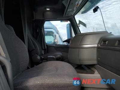 Piąte zdjęcie samochodu w środku: 2023 VOLVO VN VNL VIN:4V4NC9EH6PN329111 - miniatura