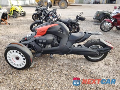 Trzecie zdjęcie samochodu z tyłu: 2022 CAN-AM RYKER RALLY EDITION VIN:3JB2HEH23NJ004900 - miniatura