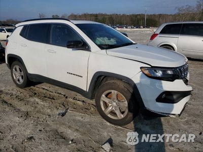 Czwarte zdjęcie samochodu z boku: 2023 JEEP COMPASS LATITUDE VIN:3C4NJDBN9PT550393 - miniatura