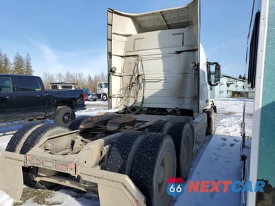 Czwarte zdjęcie samochodu z boku: 2016 VOLVO VN VNL VIN:4V4NC9EHXGN963859 - miniatura