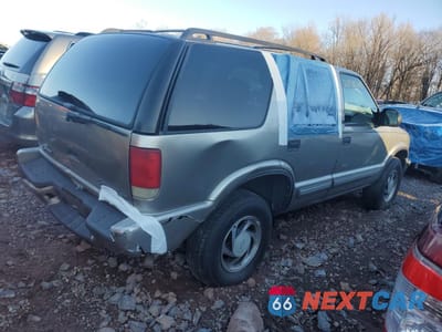 Trzecie zdjęcie samochodu z tyłu: 2000 CHEVROLET BLAZER VIN:1GNDT13W8Y2260247 - miniatura