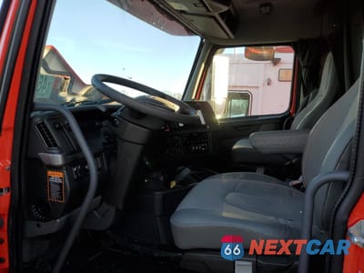 Piąte zdjęcie samochodu w środku: 2025 VOLVO VNL SEMI TRUCK VIN:4V4NC9EH9SN685674 - miniatura