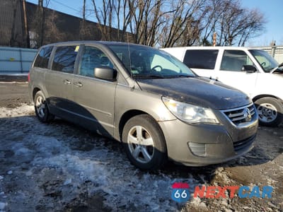Czwarte zdjęcie samochodu z boku: 2010 VOLKSWAGEN ROUTAN SE VIN:2V4RW3D10AR388466 - miniatura
