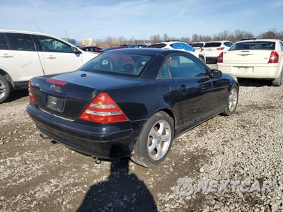 Trzecie zdjęcie samochodu z tyłu: 2001 MERCEDES-BENZ SLK 320 VIN:WDBKK65F81F229400 - miniatura