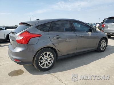 Trzecie zdjęcie samochodu z tyłu: 2019 FORD FOCUS SE VIN:1FAHP3K21CL397614 - miniatura