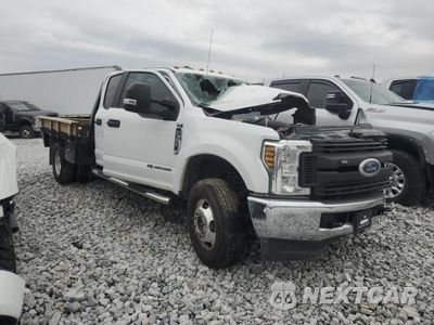 Czwarte zdjęcie samochodu z boku: 2019 FORD F350 SUPER DUTY VIN:1FD8W3HT8KEF22295 - miniatura
