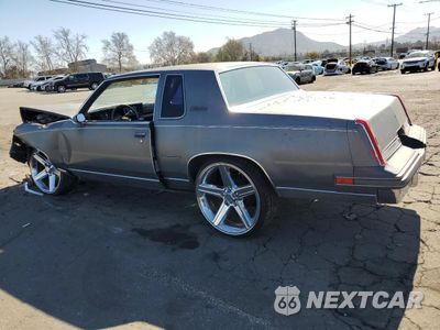 Drugie zdjęcie samochodu z przodu: 1985 OLDSMOBILE CUTLASS SUPREME BROUGHAM VIN:1G3GM47Y2FR410499 - miniatura