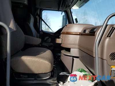 Piąte zdjęcie samochodu w środku: 2016 VOLVO VN VNL VIN:4V4NC9EHXGN963859 - miniatura