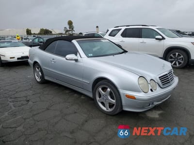 Czwarte zdjęcie samochodu z boku: 2001 MERCEDES-BENZ CLK 320 VIN:WDBLK65G91T068487 - miniatura