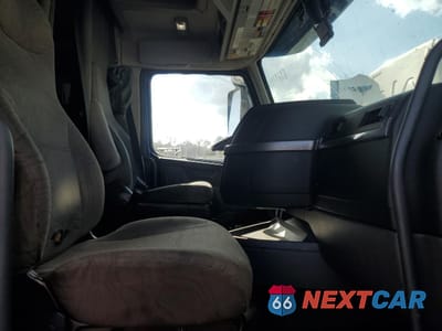 Piąte zdjęcie samochodu w środku: 2019 VOLVO VN VNL VIN:4V4NC9EH4KN201099 - miniatura