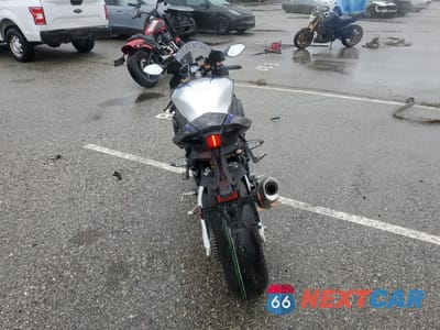 Czwarte zdjęcie samochodu z boku: 2024 YAMAHA YZFR1M C VIN:JYARN67Y4RA000464 - miniatura