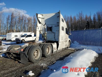 Czwarte zdjęcie samochodu z boku: 2023 VOLVO VN VNL VIN:4V4NC9EH1PN322082 - miniatura