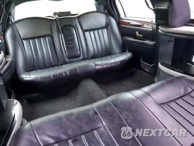 Zdjęcie 10 z 12 samochodu: 2004 LINCOLN TOWN CAR EXECUTIVE VIN:1L1FM81W54Y684645 - miniatura