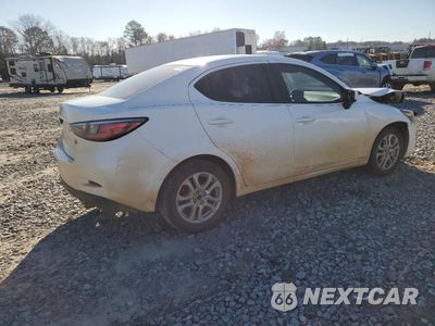Trzecie zdjęcie samochodu z tyłu: 2018 TOYOTA YARIS IA VIN:3MYDLBYV0JY316995 - miniatura