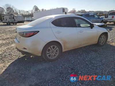 Trzecie zdjęcie samochodu z tyłu: 2018 TOYOTA YARIS IA VIN:3MYDLBYV0JY316995 - miniatura
