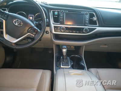 Zdjęcie 8 z 13 samochodu: 2019 TOYOTA HIGHLANDER SE VIN:5TDKZRFH5KS301184 - miniatura
