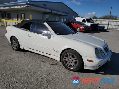 Czwarte zdjęcie samochodu z boku: 2003 MERCEDES-BENZ CLK 320 VIN:WDBLK65G23T138219 - miniatura