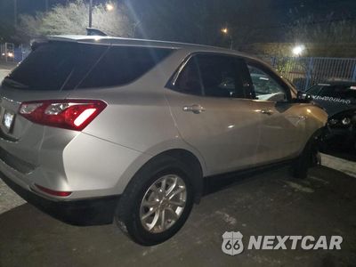 Trzecie zdjęcie samochodu z tyłu: 2020 CHEVROLET EQUINOX LT VIN:2GNAXKEV9L6114646 - miniatura