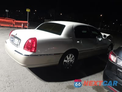 Trzecie zdjęcie samochodu z tyłu: 2004 LINCOLN TOWN CAR ULTIMATE VIN:1LNHM83W64Y665171 - miniatura