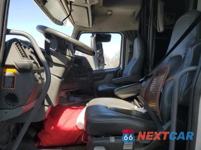 Piąte zdjęcie samochodu w środku: 2020 VOLVO VN SEMI TRUCK VIN:4V4NC9EJXLN231003 - miniatura