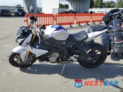 Trzecie zdjęcie samochodu z tyłu: 2019 BMW S 1000 R VIN:WB10D6204KZ972152 - miniatura